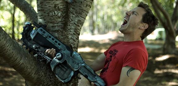 cliff-bleszinski-chainsaw-gun-picture11271118939.jpg